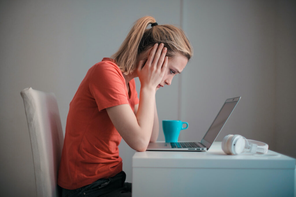 woman-stressed-over-her-computer